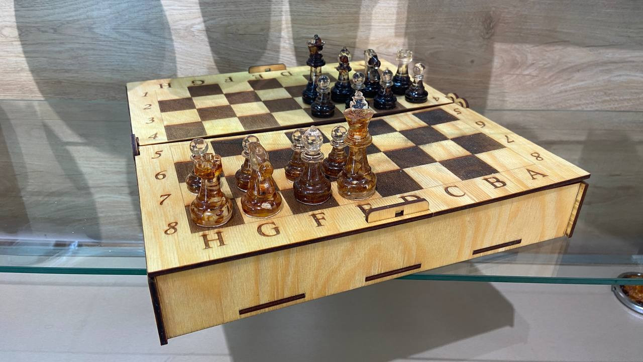 фанерная шахматная доска с янтарными фигурками