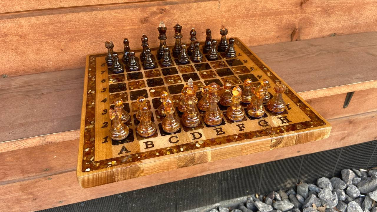 шахматная доска с фигурками из янтарной крошки и ювелирных смол (классическая)