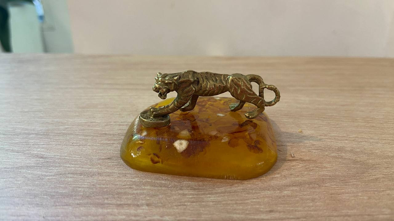 латунная фигурка тигр на янтаре