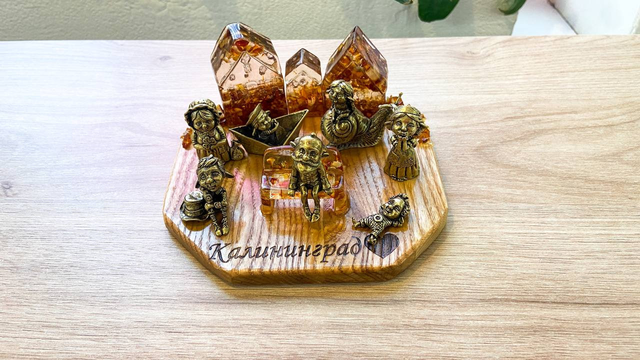 площадка с янтарными домиками и скамейкой