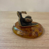 латунная фигурка улитка на янтаре