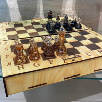 фанерная шахматная доска с янтарными фигурками