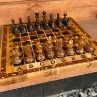 шахматная доска с фигурками из янтарной крошки и ювелирных смол (классическая)