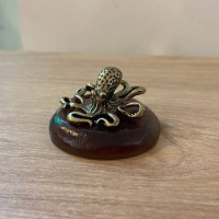 латунная фигурка осьминог на янтаре