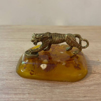 латунная фигурка тигр на янтаре