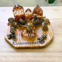 площадка с янтарными домиками и скамейкой