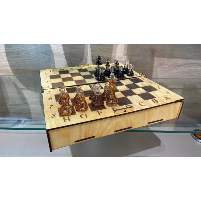 фанерная шахматная доска с янтарными фигурками