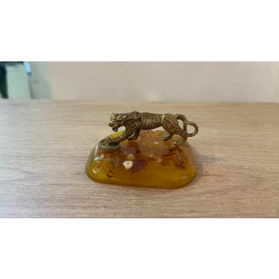 латунная фигурка тигр на янтаре
