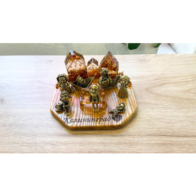 площадка с янтарными домиками и скамейкой