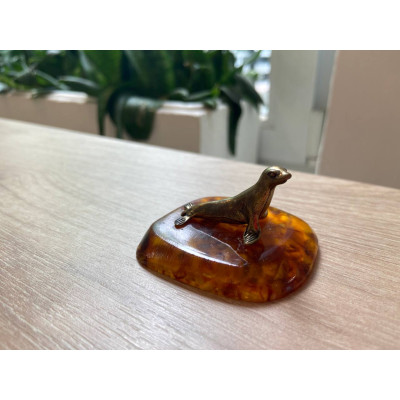 Латунная фигурка морской котик на янтаре